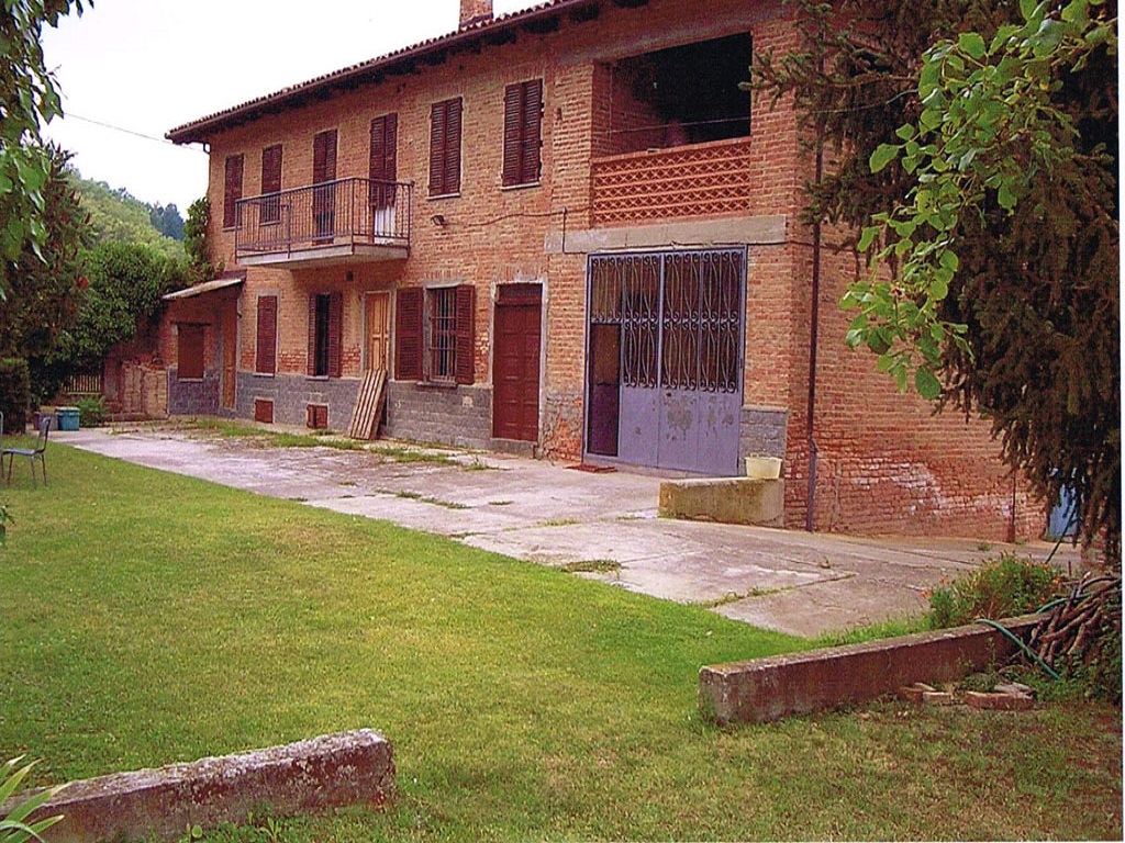 for sale farmhouse to renovate in Castell'alfero (AT) 