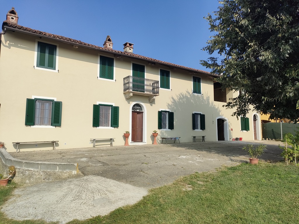 renovated farmhouse in Cortazzone Asti