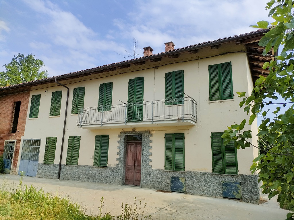 FARMHOUSE in the center San Damiano Asti